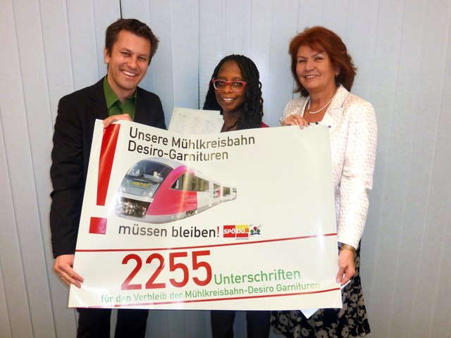 Die Initiatorin der Petition „Pro Desiro-Garnituren“ Beverley Allen-Stingeder, Vorsitzende der SPÖ Puchenau mit Franz Hammerschmid, Leiter Unternehmensentwicklung bei der ÖBB Infrastruktur und Edeltraud Kubicek, SPÖ Bezirksfrauenvorsitzende Urfahr-Umgebung. | Foto: SPÖ Puchenau