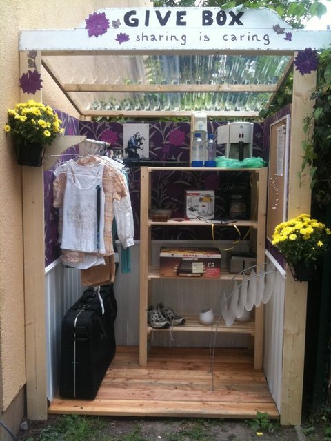 Die erste Givebox in Berlin. In vielen deutschen Städten  hat sich das nachhaltige Geben und Nehmen erfolgreich etabliert. Bald auch in Wien? | Foto: Wikimedia commons