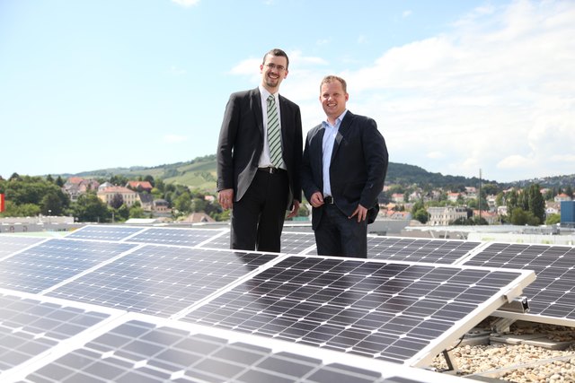 Energieeffizienzstadtrat Roland Honeder (ÖVP) und Umweltgemeinderat Leopold Spitzbart (ÖVP) auf dem Dach des Bürogebäudes der Kläranlage. | Foto: Foto: privat