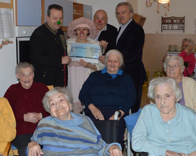 Vorne die Bewohnerinnen: Gertrud Wolfschütz, Maria Bartos, Margarete Sloboda, Josefa Weber, Thusnelda Lepicek
Hinten: Heimleiter Michael Strozer, CliniClowns Verena Vondrak und Hubertus Zorell und Klaus Fischbacher vom Rotary Club Klosterneuburg | Foto: privat