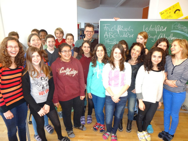 Schüler der Brucknerschule mit Markus Köhle und Schulbibliothekarin Agnes Erlinger. | Foto: privat