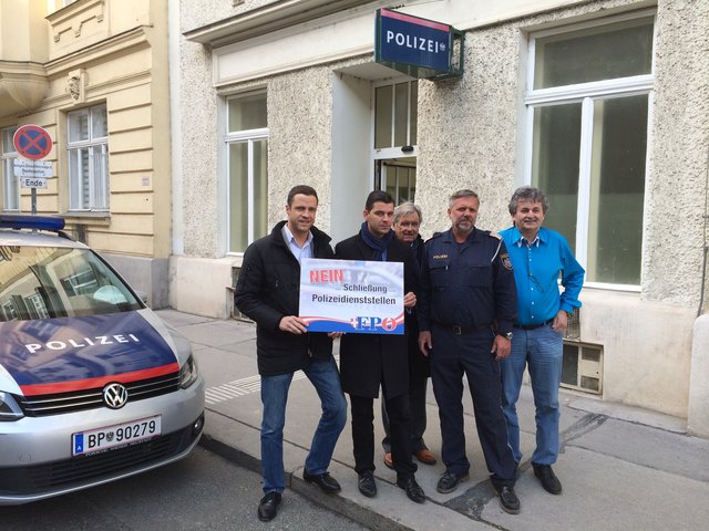 Setzten ein Signal: Johann Gudenus, Udo Guggenbichler, Georg Köckeis (alle FPÖ) mit Beamten der Schulgasse (v.l.). | Foto: Foto: privat