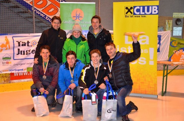 vorne von links: Marco Baumgartner, Thomas Bäck, Christian Maier, Markus Hauser alle LJ Gräbern/Prebl hinten von links: Raiffeisen Kärnten Herr Weiß, FE-Bezirksleiterin Maria Buttazoni, LJ Kärnten Landesleiter Arnulf Warmuth