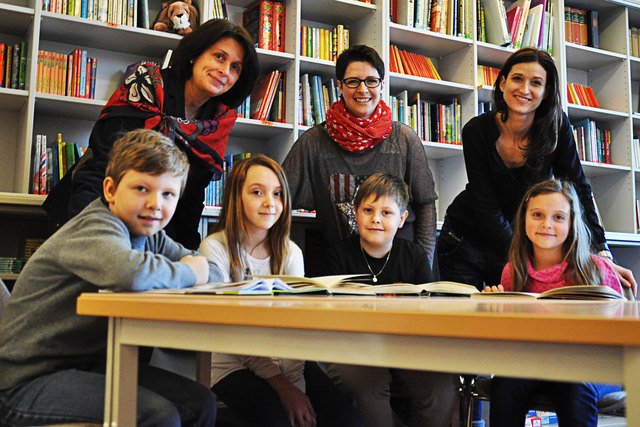 Stolz: Lehrerinnen Renate Zammernig, Manuela Rangetiner und Anna Zuschlag mit Thomas, Vanessa, Michael und Nina