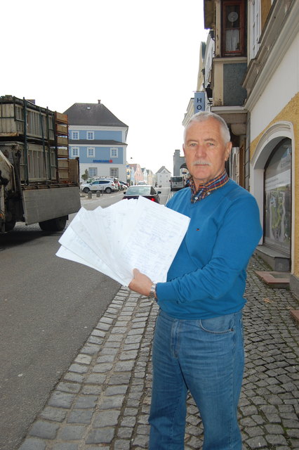 Richard Armstark mit den gesammelten Unterschriftenlisten.
