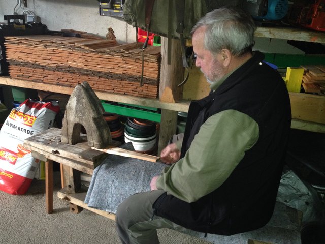 Herbert Pfister auf seiner „Hoanzlbank“ beim Bearbeiten einer Schindel.