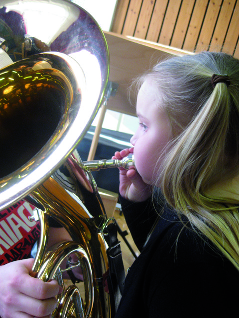 Musik "zum Angreifen gab es für die Mädchen und Buben aus der Volksschule. | Foto: Stadtkapelle