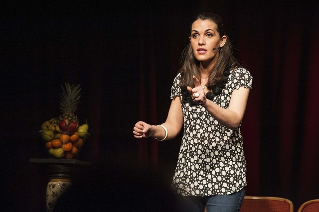 Aida Loos bringt die Leute im Ziegelstadl zum Lachen.