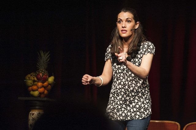 Aida Loos bringt die Leute im Ziegelstadl zum Lachen. | Foto: Oswald Wintersteller