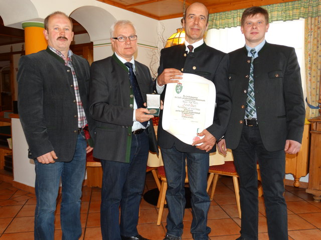 Franz Gaugl (1.v.l.), Kammerobmann Johann Reisinger (2.v.l.) und Obmann Leopold Gremsl (r.) zeichneten Geschäftsführer Josef Hanl mit der Kammermedaille in Bronze aus