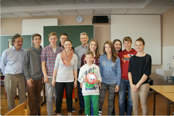 Die Schüler des BG Amstetten mit Dr. Kammerstätter (li.) und Direktor Josef Spreitz (Mitte).