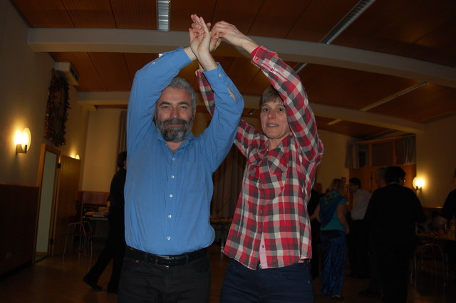 Thomas Irmler und Romana Fertl verknüpfen tanzbedingt die Hände