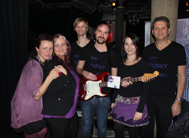 Die 6-köpfige Band "Funky Weibs" präsentierte ihre erste CD In Hall.
