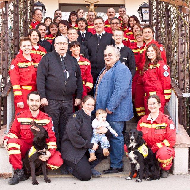 1.Reihe Mitte Staffelführerin Klosterneuburg Jaqueline Lorenz, 2. Reihe 2.v. links Landesleiter Werner Kirchner, 2. Reihe 3.v. links Stadtrat Dr. Holger Herbrüggen, weiters Landesleitung und Mitglieder der ÖRHB). | Foto: privat