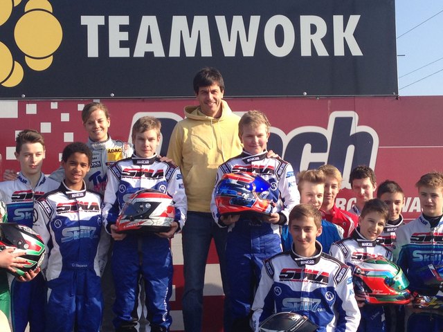 Daniel Machacek, Motorsporttalent aus Markt Piesting (4.v. l. zw. Susi u. Toto Wolff) bestreitet 2014 bereits seine 3. Saison!