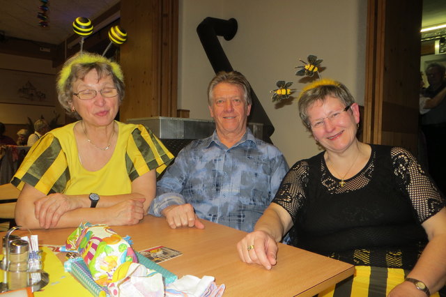 Zwei tanzfreudige Bienen und ihr Musikant