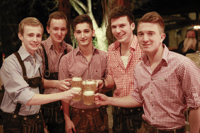 Prost: David Fischinger, Julian Riedl, Simon Lindinger, Bernhard Söberl und Victor Ruderstorfer.