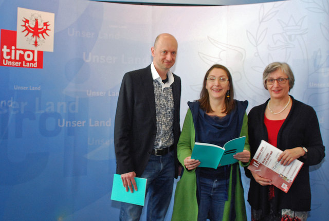 Landesrätin Christine Baur (Mitte), Elisabeth Stögerer-Schwarz und Manfred Kaiser, Leiter Fachbereich Landesstatistik, präsentieren den Bericht „Frauen in Tirol. Zahlen – Daten – Fakten“. | Foto: Land Tirol/Huldschiner