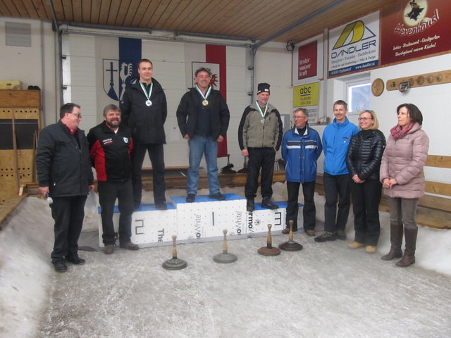 Das Siegertrio mit den Platzierten und den Gratulanten. vr. Frau Sportref Maria Braito, Frau Bezirksschriftführerin Janet Rosenkranz, 6. Auberger Hubert Brixen, 5. Foidl Josef Fieberbrunn, 3. Gschnaller Michael Fieberbrunn, Bezirksmeister Luxner Martin Jochberg, 2. Auberger Werner Jochberg, 4. Lechner Georg Erpfendorf und Bezirksobmann Aberger Andi.