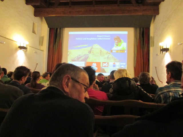 Komplett ausverkaufter Saal in der Burg Mauterndorf