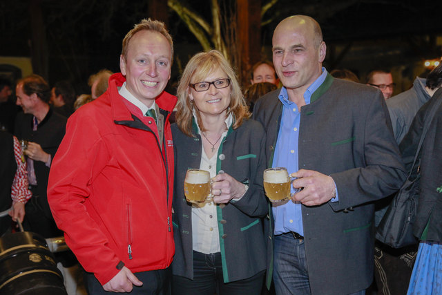 Loryhof-Wirt Othmar Zeilinger mit Herta und Johann Zogsberger aus Aurolzmünster, die den Apfelsaft zum Fest lieferten.