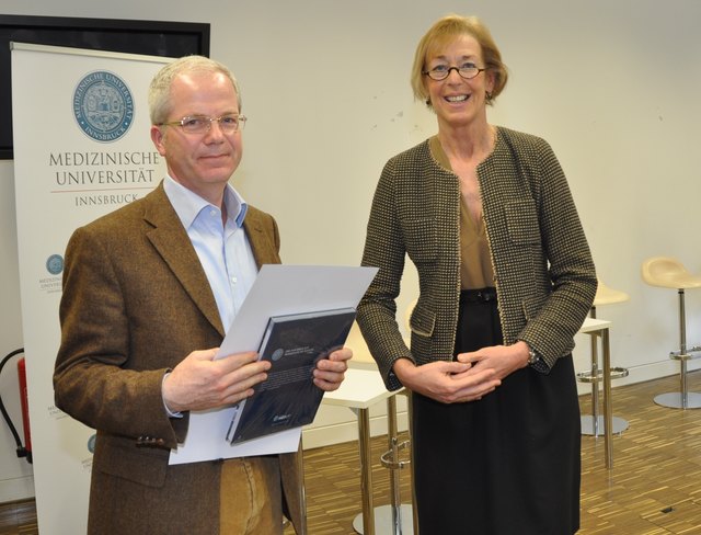 Rektorin Helga Fritsch von der Medizinischen Universität Innsbruck und Primar Achim von Goedecke bei der Überreichung der Urkunde. | Foto: Medizinische Universität Innsbruck