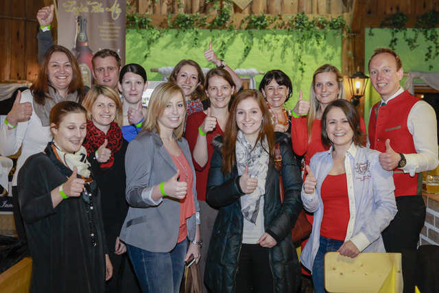 Machte einen „Betriebsausflug“ zur Biergala: Die gut gelaunten  Ladies der Therme Geinberg mit Wirt Othmar Zeilinger.