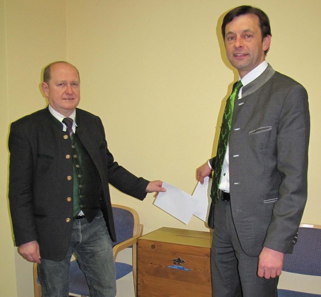 Matthias Reiter und Hans Quehenberger beim Wählen in Abtenau. | Foto: Schober