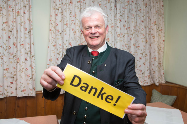 Auch in Golling gab es für den amtierenden Bürgermeister Grund zum  Jubeln: Toni Kaufmann (ÖVP) erhielt 74,2 % Zustimmung. | Foto: Franz Neumayr