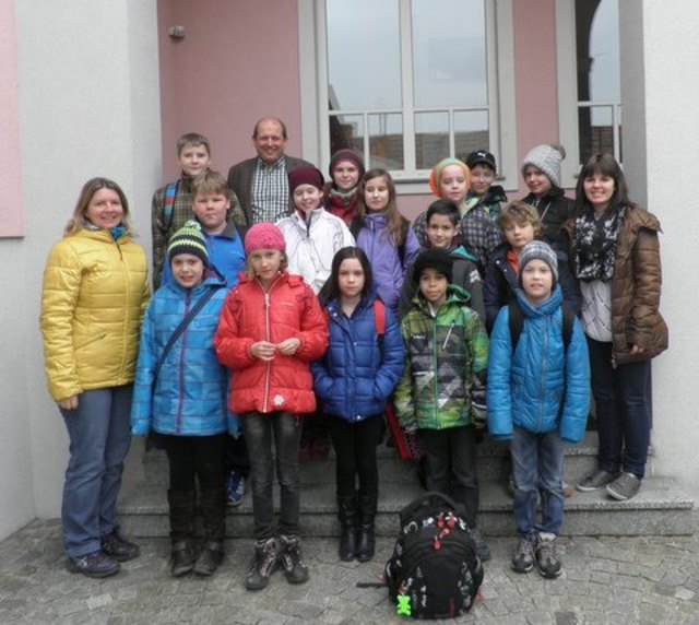 Bürgermeister Roman Janacek führt die Schüler durch das Gemeindeamt Bergern. | Foto: Foto: privat