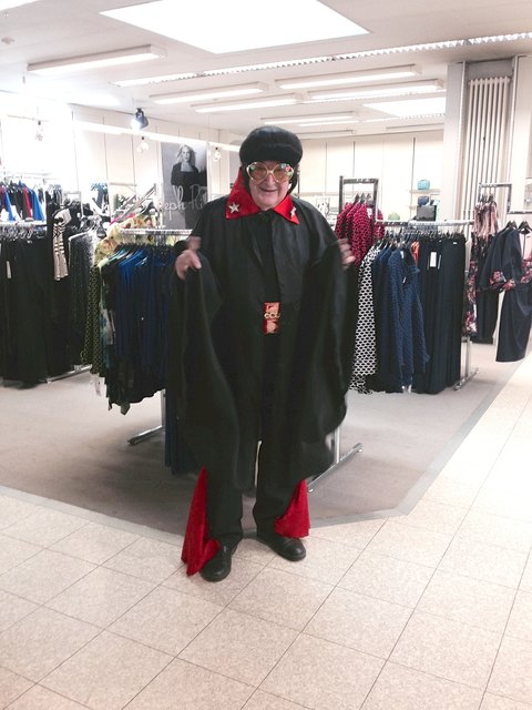 Von wegen altes Eisen – Norbert Minnich mischte am Faschingsdienstag das gleichnamige Modehaus in Korneuburg als Elvis so richtig auf. | Foto: privat