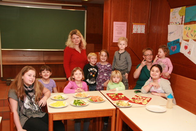 Viktoria Frühwirth (Mitte hinten) bei der Gruppenstunde. Der Raum in der Arbeiterkammer ist nur eine Übergangslösung. | Foto: Privat
