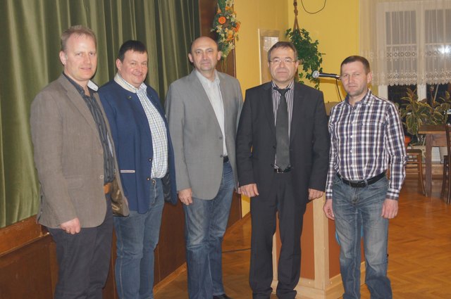Alfred Deschberger (Mitte) mit Bezirkshauptmann Rudolf Greiner (2.v.r.) und den drei Feuerwehrabschnittskommandaten. | Foto: BFKDO Schärding
