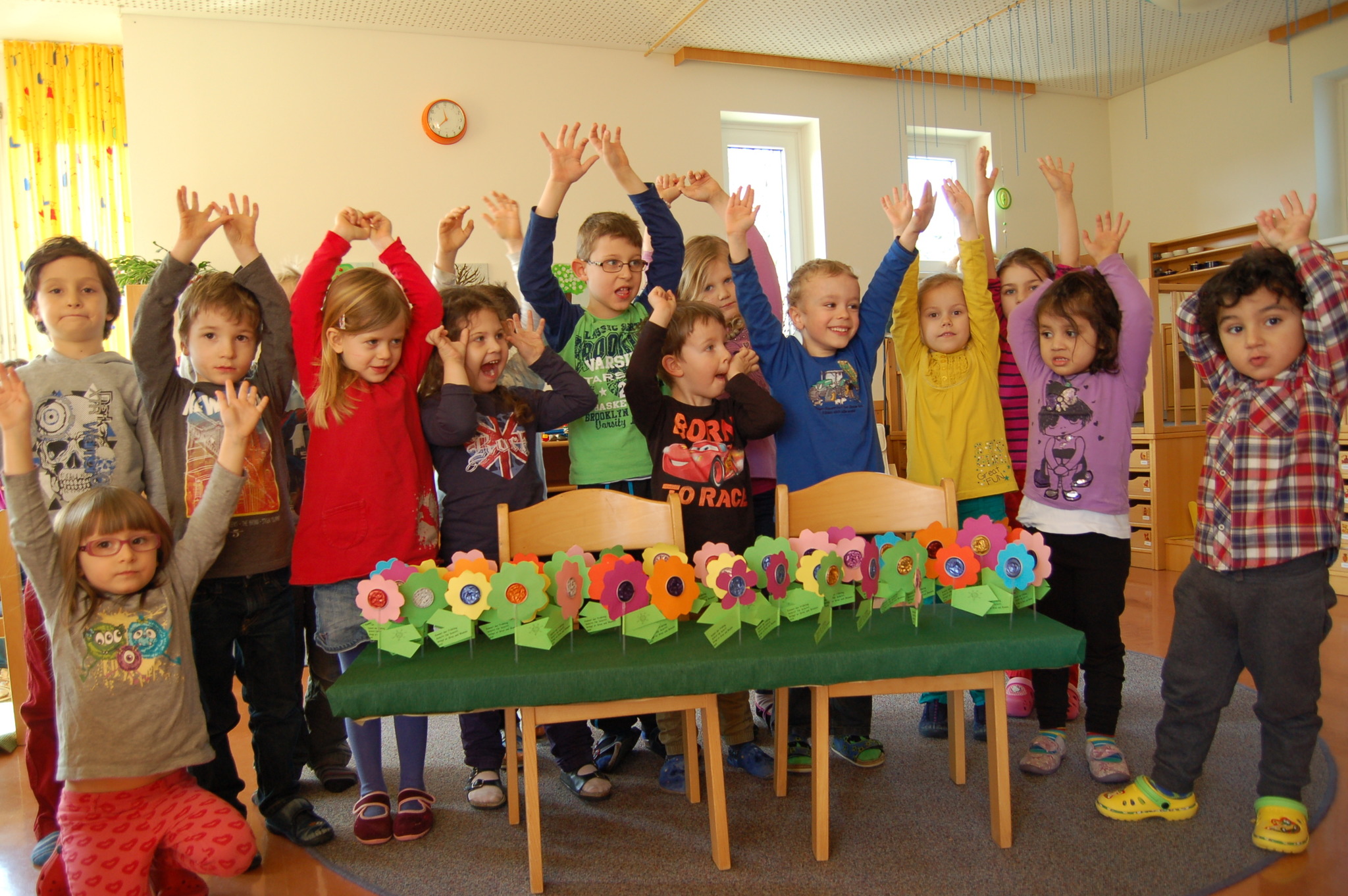 "BUNTE WELT" Kindergartenkinder verschenken selbstgebastelte Blumen zum