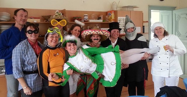 v.l.n.r.: Schulwart Martin Musil, Christa Schwarz, Maria Grafendorfer, Brigitta Weixelbraun, Evelyn Fleischner (liegend), Michaela Schiebel, Michi Slama, Monika Graf, Sissi Kunc und Renate Konrath | Foto: privat