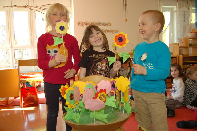 "BUNTE WELT" Kindergartenkinder verschenken selbstgebastelte Blumen zum