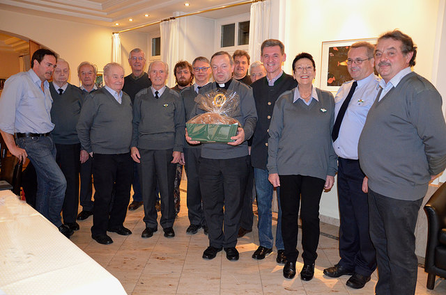 Die Mitglieder der Berg- und Naturwacht gratulierten Friedrich Weingartmann zum 50er.