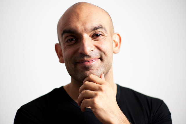Django Asül kommt am Samstag, 22. März 2014, in die Hauptschule Mettmach. | Foto: Ron Ronson