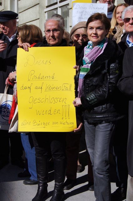 Für BV Silke Kobald (re) ist die Schließung der Filiale schlicht inakzeptabel.
