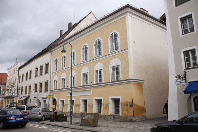 Das Haus, in dem Hitler seine ersten Lebensjahre verbracht hat, ist im Privatbesitz einer Pensionistin. Hauptmieter ist das Innenministerium.
