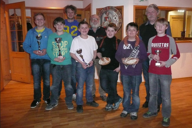 Pokalschießen der Jungschützen: Simon Scharsching (3. Platz), Patrick Krismer (1.), Leo Grillhösl (2.), Ludwig Grillhösl (4.), Matthias Kuntner (9.) und Lukas Parth (bester Tiefschuss) (v.l.).