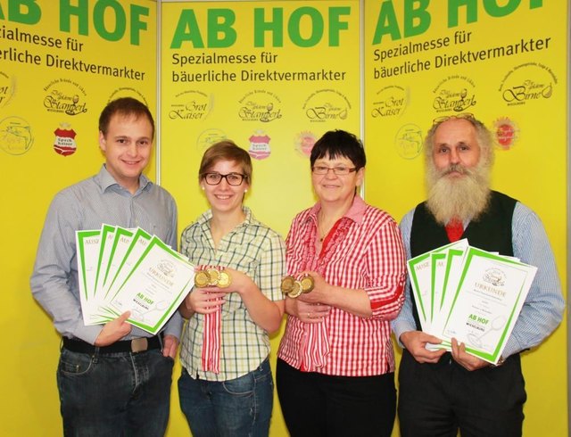 Von links: Mario, Monika, Herta und Josef vom Biohof Thauerböck freuen sich über die Auszeichnungen.