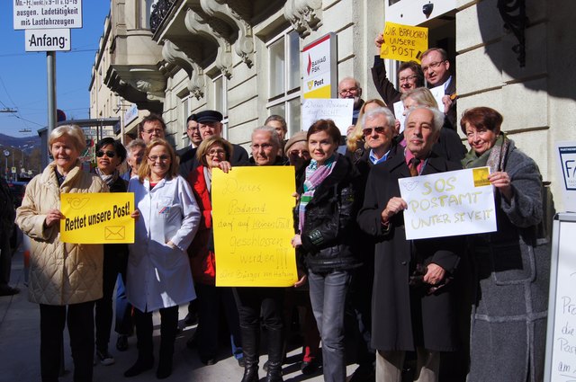 Neben BV Silke Kobald (Mitte) versammelten sich viele Bürgerinnen und Bürger und auch geistliche Würdenträger, um gegen die Schließung zu protestieren.