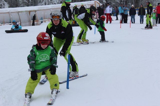 Skilehrer bringen jeden Tag ihren Schülern das Gleiten über die Pisten bei, so auch am Goldeck | Foto: KK