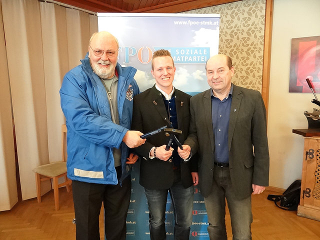 Harald Korschelt, Patrick Derler und Bezirksobmann Erich Hafner (v. l.).