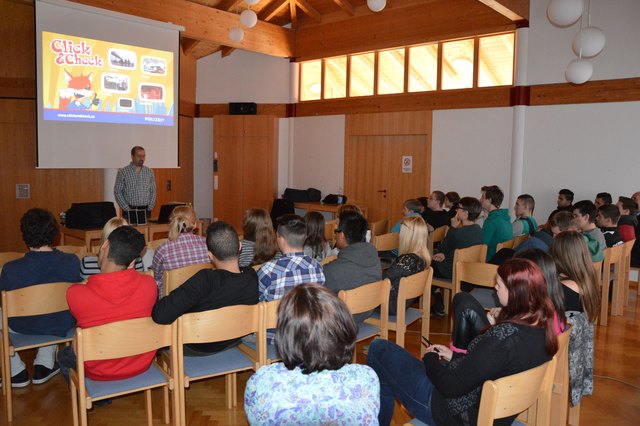 Rainer Feichtinger beim Click & Check Workshop in der Polytechnischen Schule Laakirchen