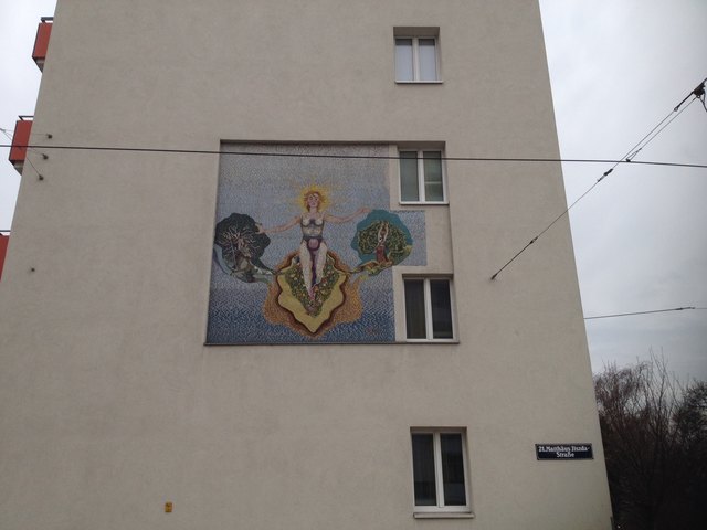Diese schöne Fassade ist in der Matthäus-Jiszda-Straße.