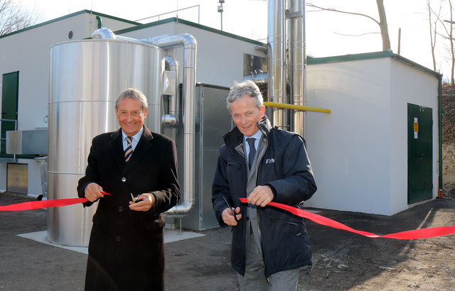 Reichenauer Bürgermeister Johann Ledolter und EVN Vorstandssprecher Dr. Peter Layr eröffnen das Biomasse-Heizwerk Hammerwiese in Reichenau/Rax. | Foto: EVN/Stefan Zach