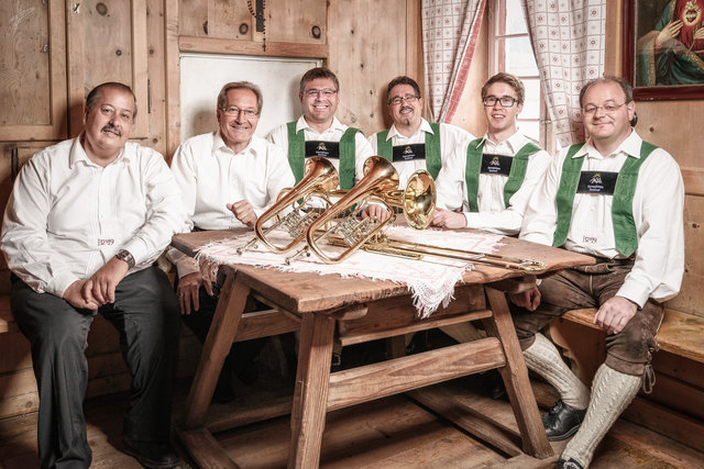 Die Sonnenplateau Tanzlmusi Oberland spielt in Kematen auf. | Foto: privat
