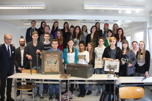 Dornik (2.v.l.), Huber (2.v.r.) und Schüler sammeln Exponate. Bgm. Kurt Deutschmann (l.) besuchte die Klasse.